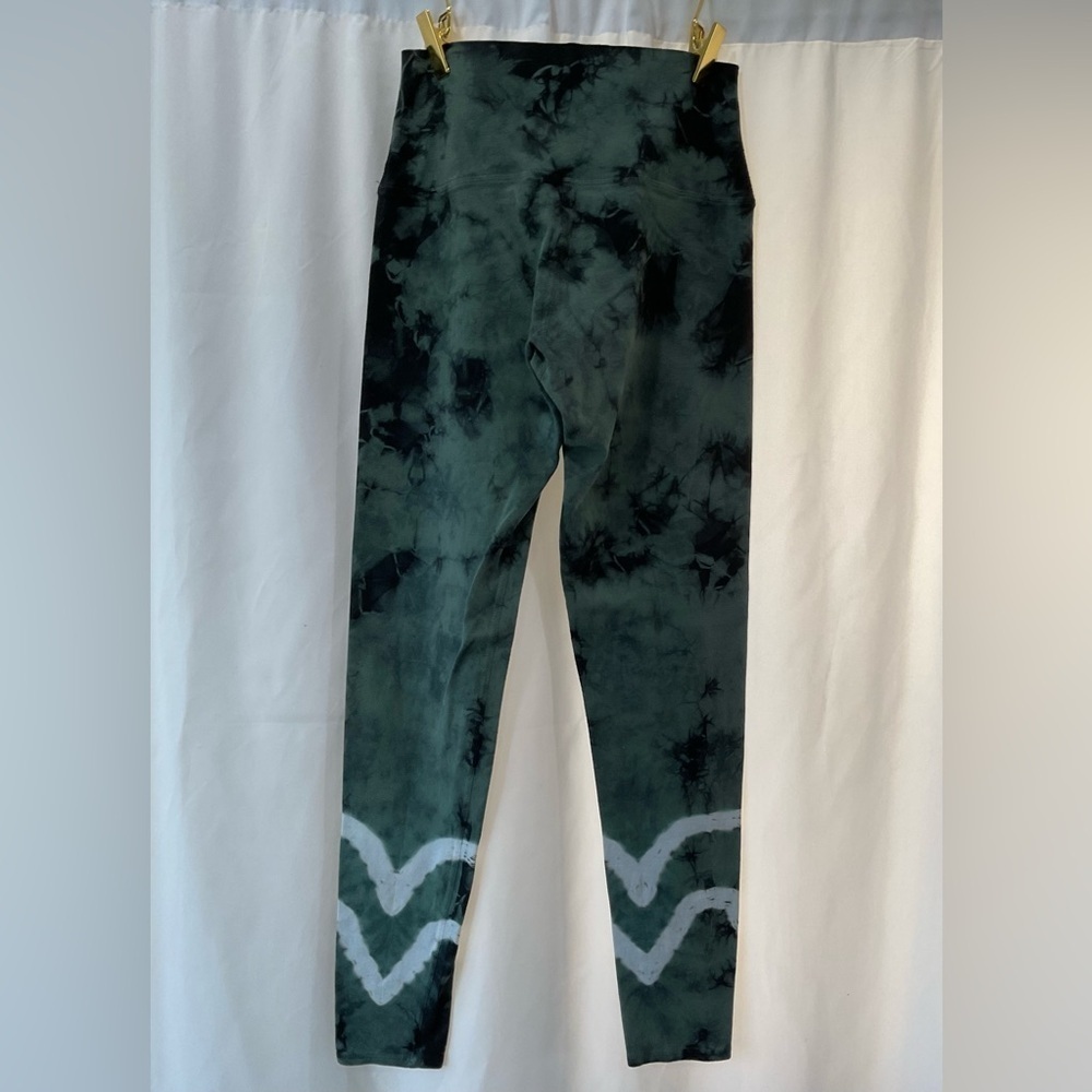 NWOT Sunset Legging -Indigo / Cloud Chevron